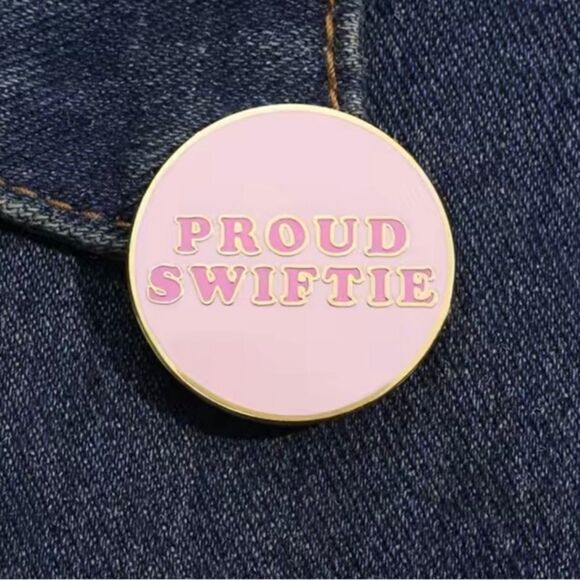 “Proud Swiftie” Pink Pin / Brooch - Picture 1 of 6